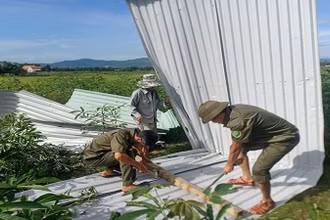 Lực lượng Công an xã hỗ trợ người dân khắc phục hậu quả do lốc xoáy gây ra.