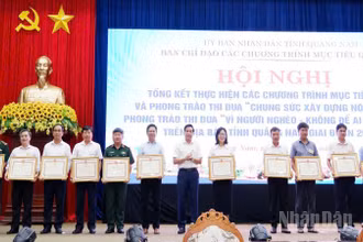 Trao khen thưởng cho 197 tập thể, cá nhân, hộ gia đình.