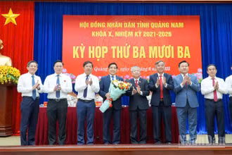 Lãnh đạo tỉnh Quảng Nam tặng hoa cho Chủ tịch Ủy ban nhân dân tỉnh Quảng Nam Lê Văn Dũng.