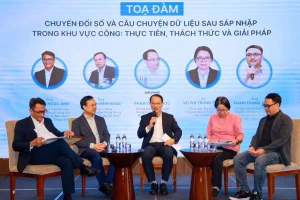 Các diễn giả tham dự hội thảo “Chuyển đổi số trong khu vực công: Kiến tạo hạ tầng bền vững và bảo đảm an ninh dữ liệu hướng đến mục tiêu tăng trưởng quốc gia”. (Ảnh: Ban tổ chức)