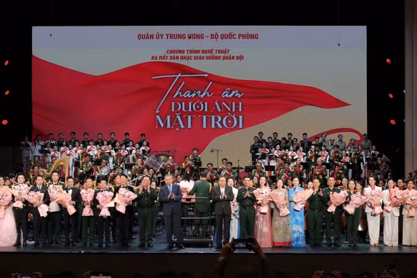 Tổng Bí thư, Chủ tịch nước Tô Lâm; Chủ tịch Quốc hội Trần Thanh Mẫn cùng các đồng chí lãnh đạo Đảng, Nhà nước tặng hoa các nghệ sĩ tham gia chương trình "Thanh âm dưới ánh mặt trời". (Ảnh: MSO)