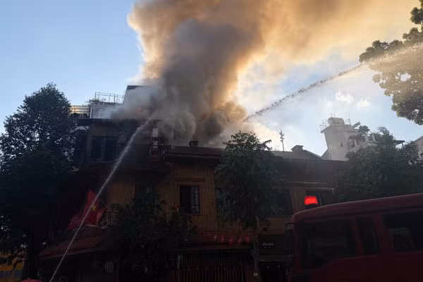 Đám cháy gây ra cột khói bốc cao nghi ngút. (Ảnh: Công an Hà Nội)