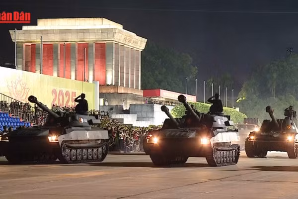 [Video] "Tổng hợp luyện diễu binh, diễu hành A80 tại Quảng trường Ba Đình"