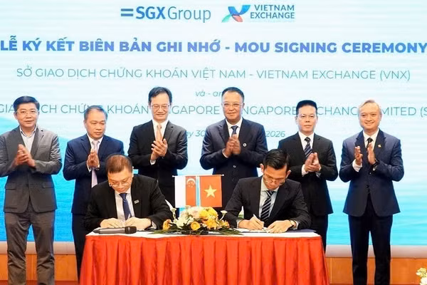 Lễ ký Biên bản ghi nhớ giữa VNX và SGX về phát triển sản phẩm chứng chỉ lưu ký (DR). (Ảnh: VŨ TRÀ)