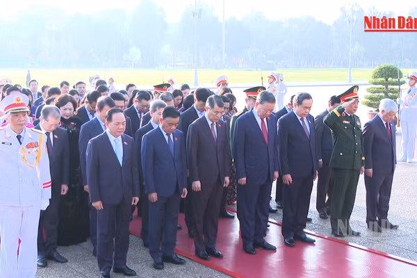 [Video] Các đại biểu Quốc hội tưởng nhớ Chủ tịch Hồ Chí Minh