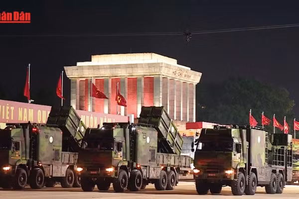 [Video] Hùng tráng tổng hợp luyện diễu binh, diễu hành lần 2 tại Quảng trường Ba Đình