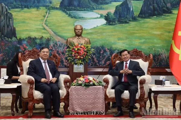 Phó Thủ tướng Thường trực Phạm Gia Túc (bìa phải) chào Tổng Bí thư, Chủ tịch nước Lào Thongloun Sisoulith. (Ảnh: DUY TOÀN)