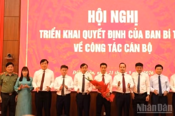 Các đồng chí lãnh đạo Tỉnh ủy, Hội đồng nhân dân, Ủy ban nhân dân, Ủy ban Mặt trận Tổ quốc Việt Nam tỉnh tặng hoa chúc mừng đồng chí Nguyễn Văn Thắng, tân Phó Bí thư Tỉnh ủy Điện Biên. (Ảnh: LÊ LAN)