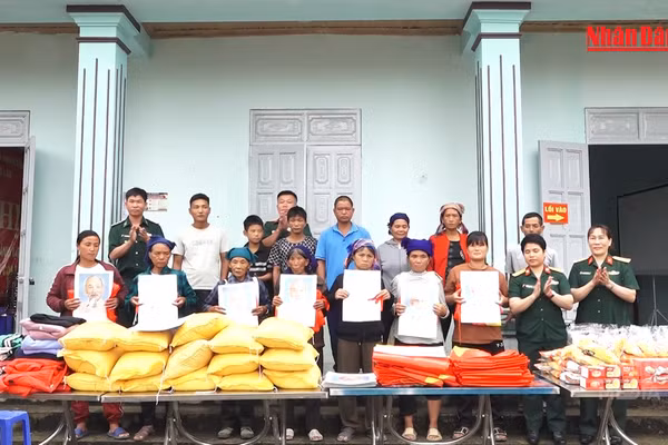 [Video] Thắm đỏ sắc cờ Tổ quốc và hình ảnh Bác Hồ nơi biên cương 
