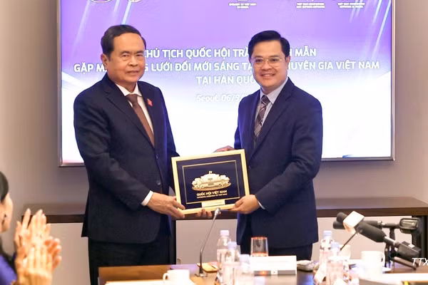Chủ tịch Quốc hội Trần Thanh Mẫn tặng quà lưu niệm cho Mạng lưới Đổi mới sáng tạo và chuyên gia Việt Nam tại Hàn Quốc. (Ảnh: TTXVN)