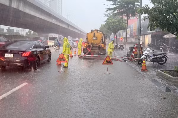 Mưa lớn chiều 10/9 khiến Thủ đô Hà Nội xuất hiện một số điểm úng ngập. (Ảnh: Công ty TNHH MTV Thoát nước Hà Nội)