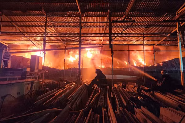Đối diện với "giặc lửa" người lính phòng cháy, chữa cháy và cứu nạn, cứu hộ vẫn luôn bất khuất kiên cường. (Ảnh: Công an Hà Nội)