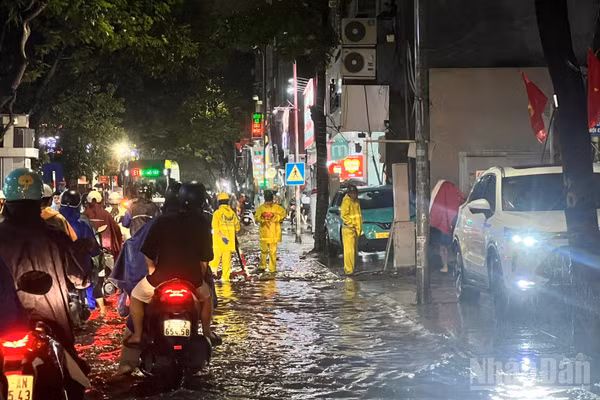 Lực lượng chức năng ứng trực trên phố Giang Văn Minh. (Ảnh: NHÃ NGUYÊN)