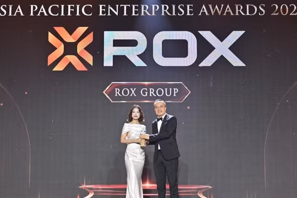 Bà Nguyễn Hải Hà, Giám đốc Truyền thông và Marketing ROX Group, đại diện Tập đoàn nhận vinh danh từ Ban tổ chức APEA 2026. (Ảnh: ROX Group)