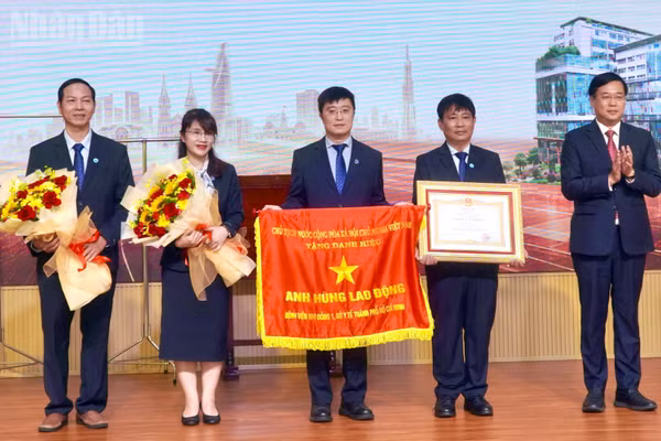 Bệnh viện Nhi đồng 1 vinh dự đón nhận danh hiệu Anh hùng Lao động lần thứ hai. (Ảnh: KHANG ANH)