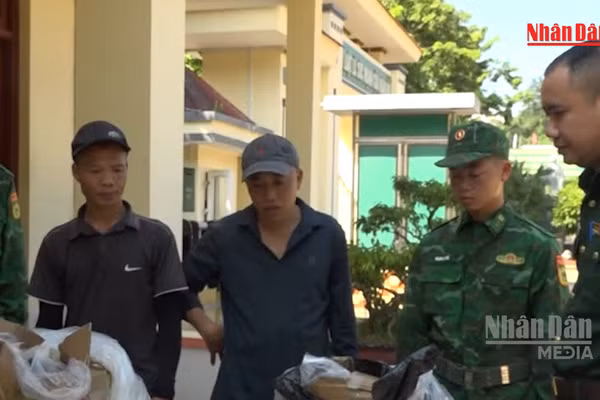 [Video] Bắt giữ hai đối tượng vận chuyển hàng lậu trái phép qua biên giới bằng đường sông