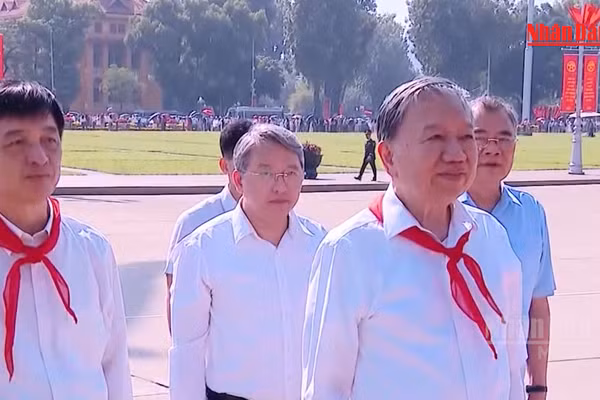 [Video] Tổng Bí thư, Chủ tịch nước Tô Lâm dâng hương tưởng nhớ Chủ tịch Hồ Chí Minh tại Hà Nội