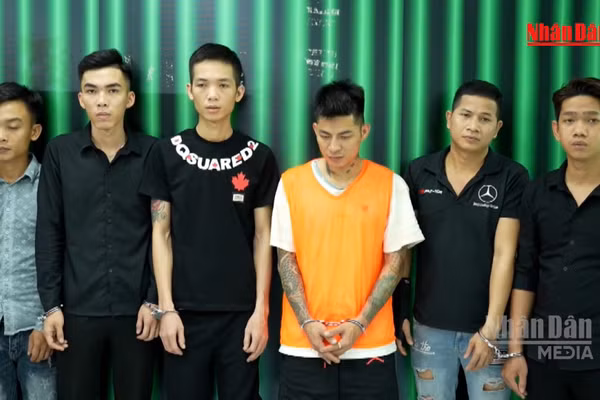 [Video] Giữ người khẩn cấp 7 người sau vụ ô tô tông nhóm người