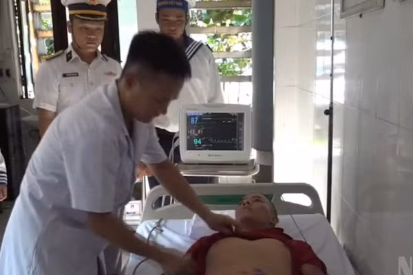 [Video] Cấp cứu ngư dân bị bệnh ở đặc khu Trường Sa 