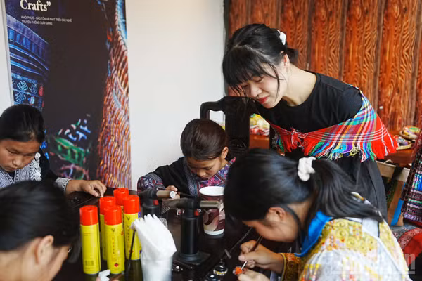 Nhiều phụ nữ kém may mắn đang được trao cơ hội làm chủ cuộc đời thông qua thực hành nghệ thuật.