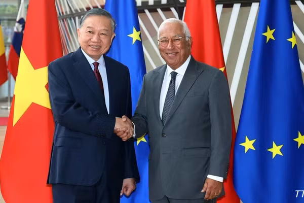 Chủ tịch Hội đồng châu Âu Antonio Costa đón Tổng Bí thư, Chủ tịch nước Tô Lâm. (Ảnh: TTXVN)