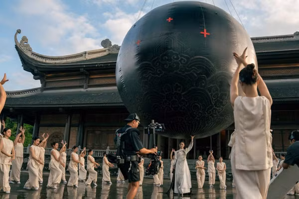 Hậu trường MV “Lá ngọc cành vàng” của ca nương Kiều Anh. (Ảnh: Antiantiart)