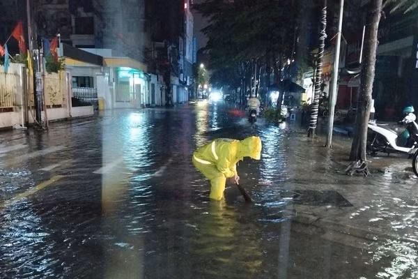 Điểm ngập trên phố Triều Khúc được lực lượng chức năng thường xuyên ứng trực. (Ảnh: Xí nghiệp thoát nước số 7)