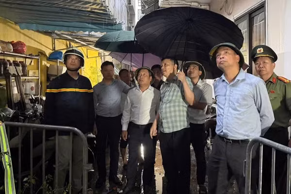 Đồng chí Vũ Đại Thắng, Chủ tịch UBND thành phố Hà Nội, chỉ đạo tại hiện trường vụ cháy. (Ảnh: Công an Hà Nội)