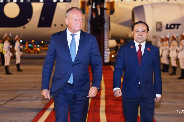 Bộ trưởng Khoa học và Công nghệ Vũ Hải Quân đón Thủ tướng Cộng hòa Ba Lan Donald Tusk tại Sân bay quốc tế Nội Bài (Hà Nội). (Ảnh: TTXVN)
