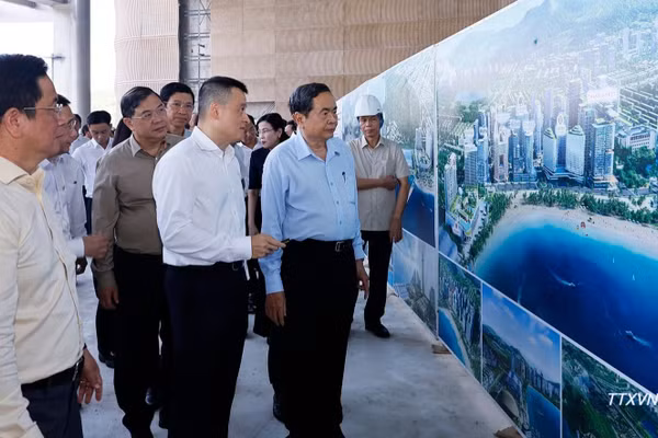 Chủ tịch Quốc hội Trần Thanh Mẫn cùng Đoàn công tác đến kiểm tra Dự án Trung tâm Hội nghị APEC. (Ảnh: TTXVN)