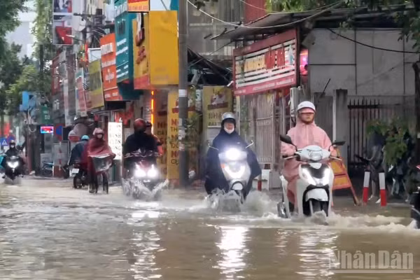 Tính đến 15 giờ ngày 17/9, trên địa bàn thành phố còn 19 điểm úng ngập. (Ảnh: LÊ CHÍ)