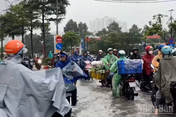 Sáng 17/9, Hà Nội ghi nhận hàng chục điểm úng ngập sau trận mưa lớn nhất trong 3 ngày qua, giao thông gặp nhiều khó khăn.