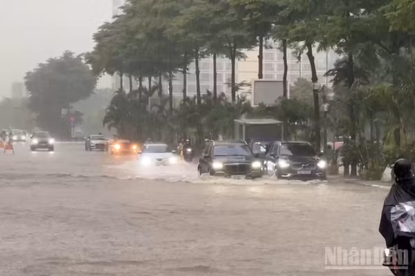 Đến trưa 17/9, thành phố Hà Nội còn 25 điểm úng ngập. (Ảnh: LÊ CHÍ)