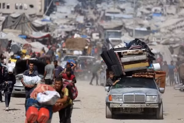 Người dân Palestine đi sơ tán tránh xung đột tại Gaza. (Ảnh: THX/TTXVN)