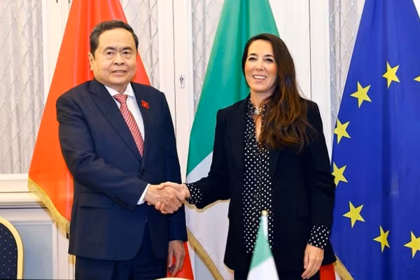 Chủ tịch Quốc hội Trần Thanh Mẫn gặp Phó Chủ tịch Thượng viện Italy Licia Ronzulli. (Ảnh: TTXVN)