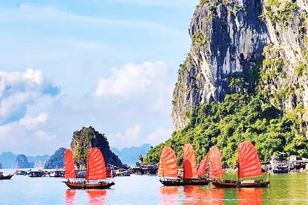 Sản phẩm du lịch thuyền buồm ba vách trên Vịnh Hạ Long đã mang đến cho du khách những trải nghiệm mới mẻ.
