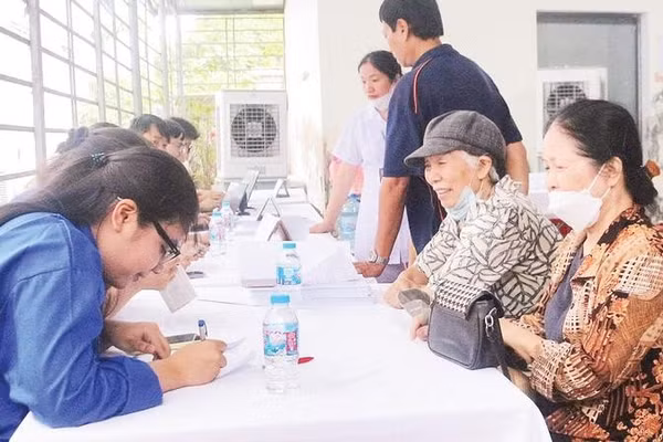Khu vực đón tiếp người dân đến khám sức khỏe định kỳ tại Bệnh viện đa khoa Hà Nam được các đoàn viên, thanh niên hỗ trợ chu đáo (Ảnh ĐÀO PHƯƠNG)