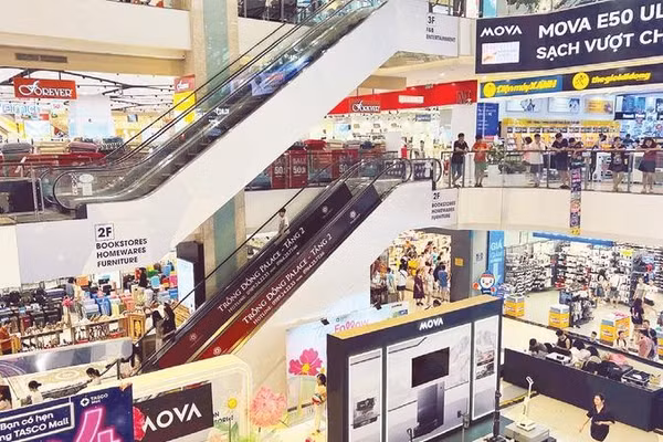 Cùng với các ngành sản xuất, hệ thống phân phối tại Việt Nam đang thu hút lượng lớn vốn FDI. Trong ảnh: Một góc Trung tâm thương mại Aeon Long Biên, thuộc tập đoàn bán lẻ hàng đầu Nhật Bản.