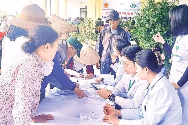 Tư vấn, khám sàng lọc, phát hiện sớm bệnh lý về mắt cho người dân tại phường An Phong.