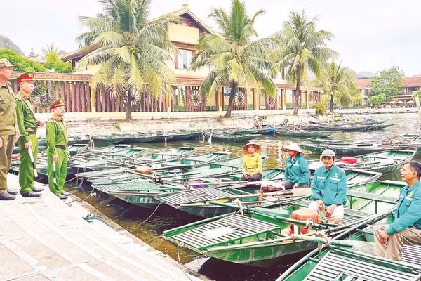 Công an tỉnh Ninh Bình tuyên truyền người dân chấp hành nghiêm luật giao thông đường thủy tại các khu du lịch (Ảnh YẾN TRINH)