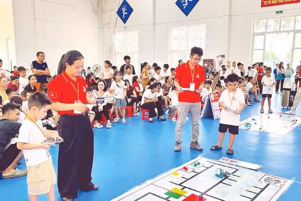 Cuộc thi điều khiển robot của học sinh Trường tiểu học Đông Hội, Hà Nội.