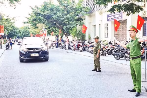 Lực lượng Công an tỉnh Ninh Bình ra quân, bảo đảm an toàn giao thông trong ngày khai giảng năm học mới 2026-2027 (Ảnh THANH BÌNH)