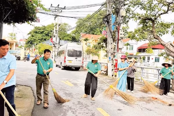 Người dân thôn Vạn Thắng 2 cùng nhau tổng vệ sinh, làm sạch môi trường.
