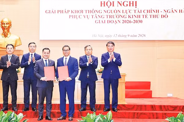 Lãnh đạo Ngân hàng Nhà nước Việt Nam và Ủy ban nhân dân Thành phố Hà Nội chứng kiến Lễ ký thỏa thuận hợp tác giữa các tổ chức tín dụng và doanh nghiệp.