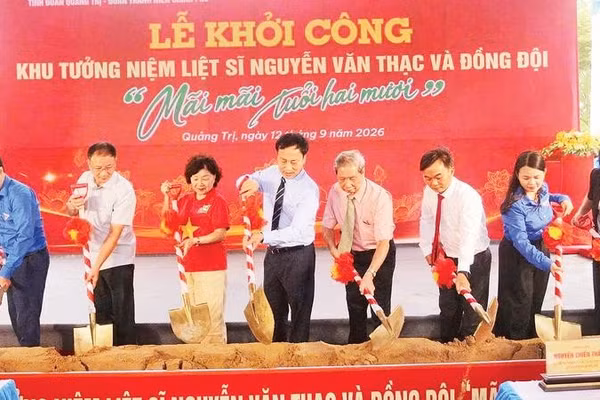 Các đại biểu thực hiện nghi thức khởi công Khu tưởng niệm liệt sĩ Nguyễn Văn Thạc và đồng đội (Ảnh HIẾU MINH)