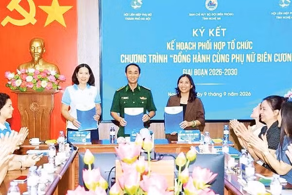 Các đơn vị ký kết biên bản phối hợp thực hiện chương trình (Ảnh TRUNG HIẾU)