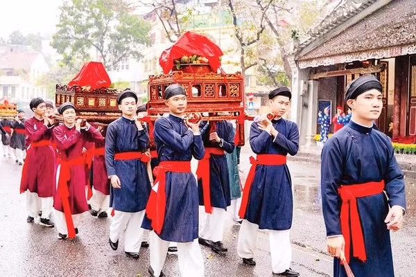 Không gian hồ Hoàn Kiếm là nơi diễn ra nhiều hoạt động văn hóa truyền thống giàu ý nghĩa của Thủ đô.