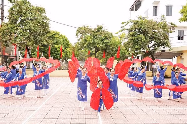 Người dân xã Đan Phượng (Hà Nội) tập văn nghệ tại Nhà văn hóa-Khu thể thao thôn Đông Khê.