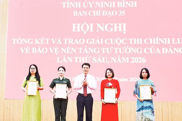 Đồng chí Nguyễn Đức Toàn, Trưởng ban Tuyên giáo Tỉnh ủy Ninh Bình, Phó Trưởng ban Thường trực Ban Chỉ đạo 35 Tỉnh ủy, Trưởng ban Tổ chức cuộc thi trao giải A tặng các tác giả, nhóm tác giả.
