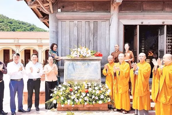 Các đại biểu dự lễ gắn biển công trình chùa Trúc Lâm Đảo Trần nhân dịp Đại hội đại biểu Phật giáo tỉnh Quảng Ninh năm 2026.